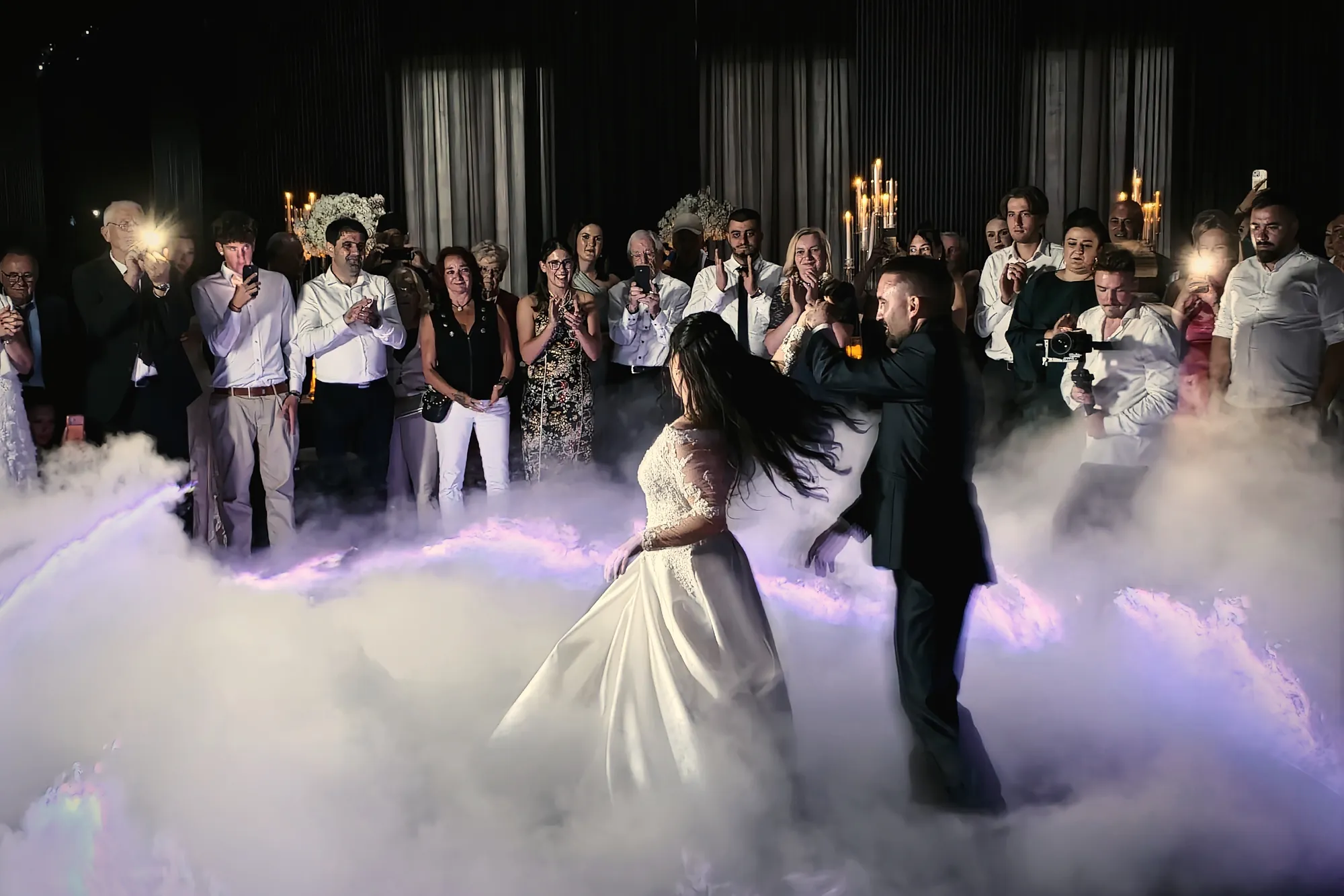 Erster Tanz des Brautpaars im Bodennebel bei einer Hochzeit in Berlin