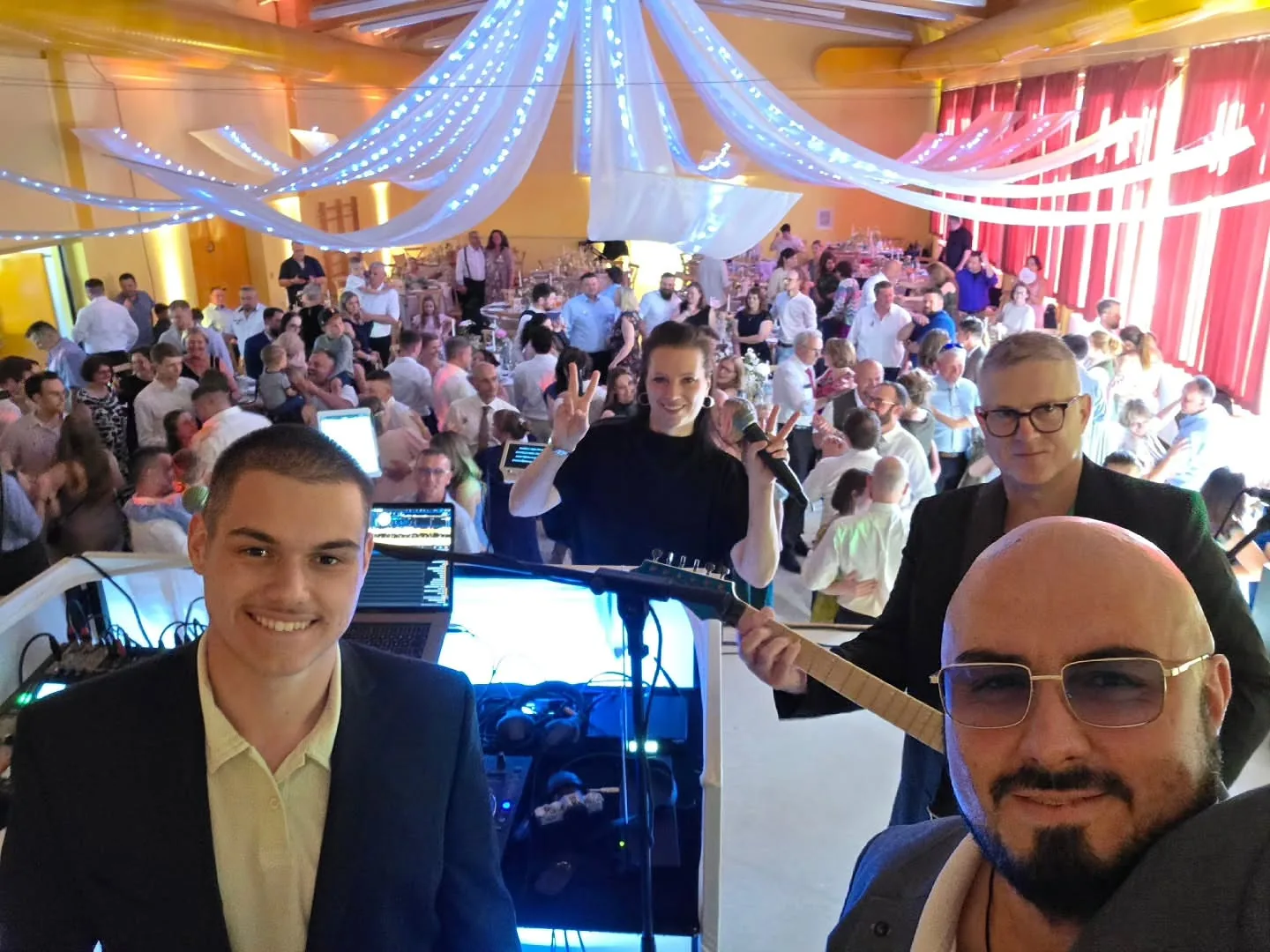 DJ, Keyboard, Gesang & Gitarre