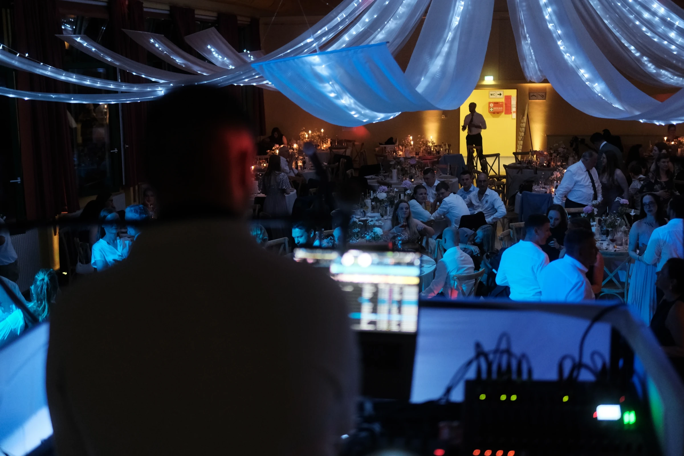DJ-Pult mit Blick auf den vollen Festsaal