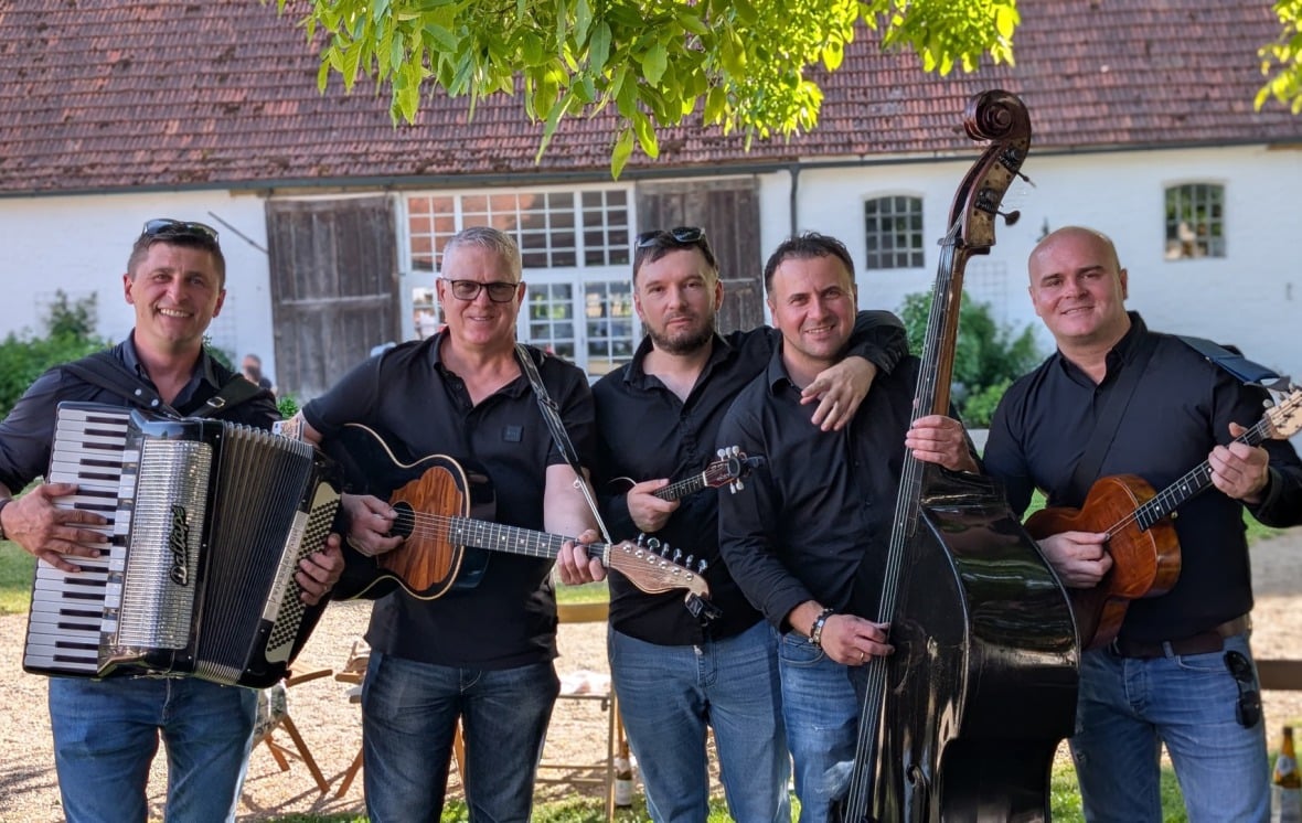 Die Musiker von Grupa Virus mit ihren Instrumenten